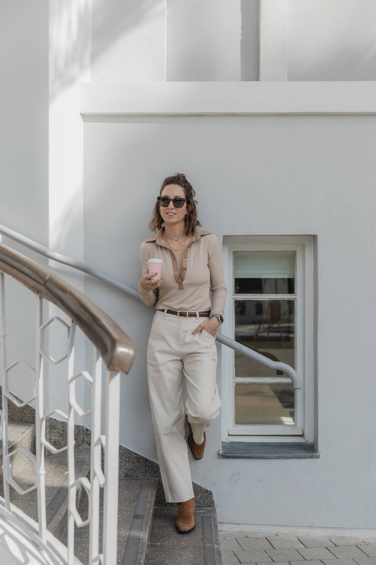 חולצת SHINA בצבע דבש עם מחשוף וכפתורים – Bring Wear