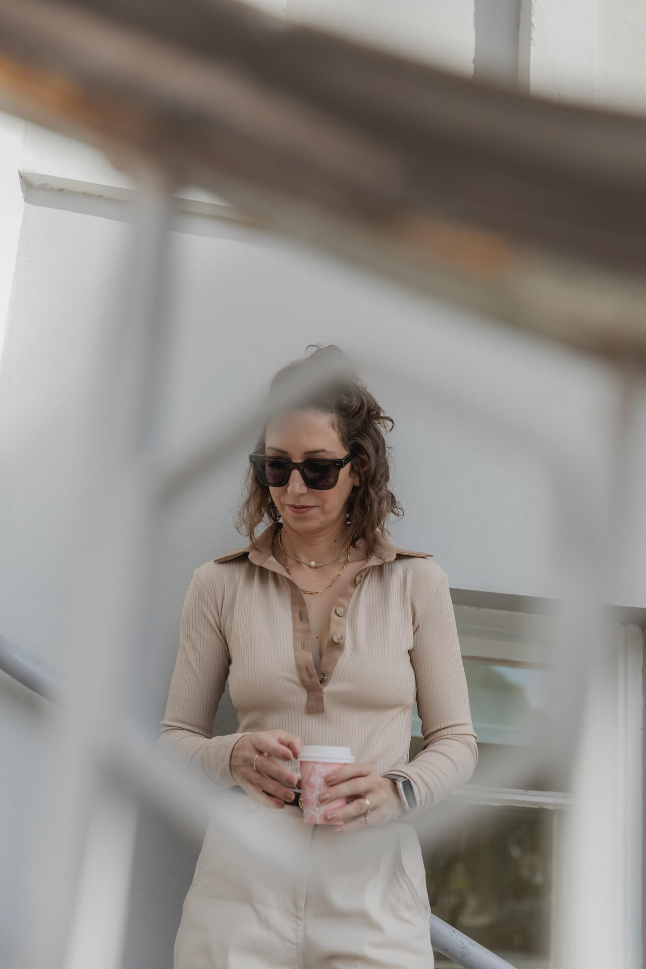 חולצת SHINA בצבע דבש עם מחשוף וכפתורים – Bring Wear