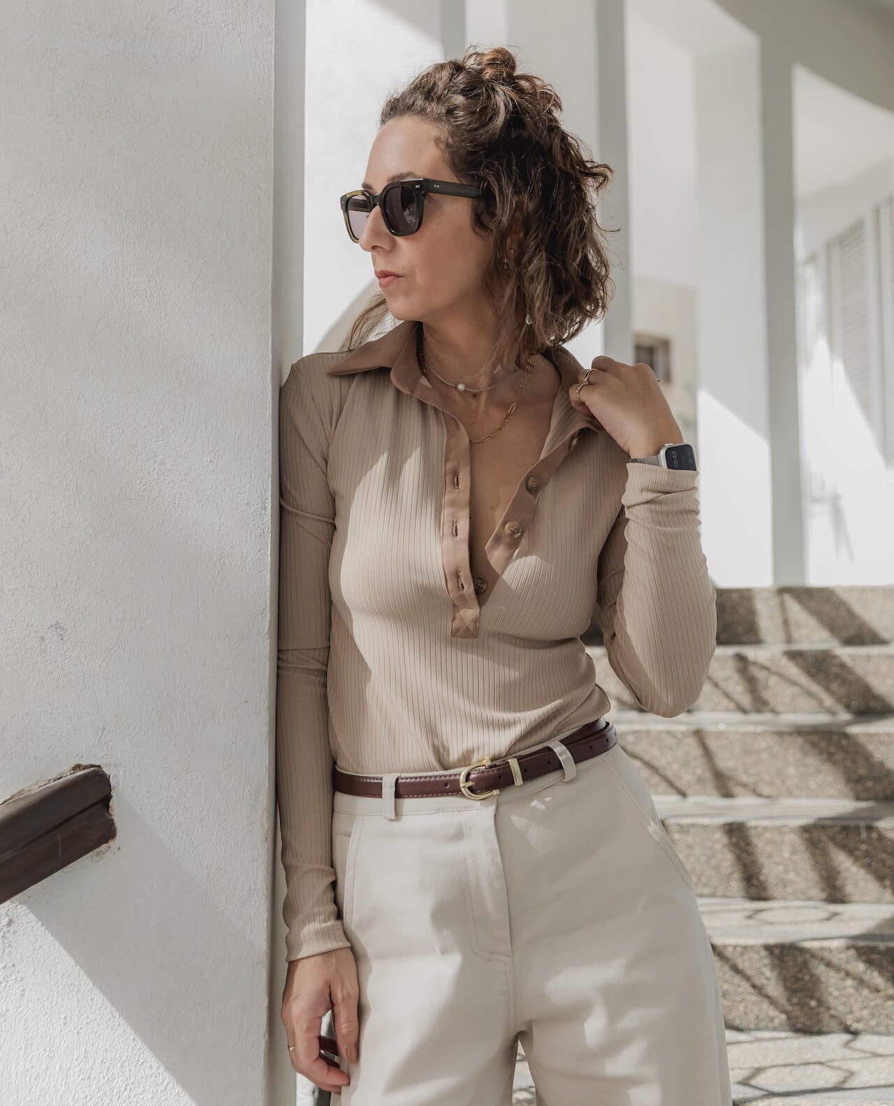 חולצת SHINA בצבע דבש עם מחשוף וכפתורים – Bring Wear