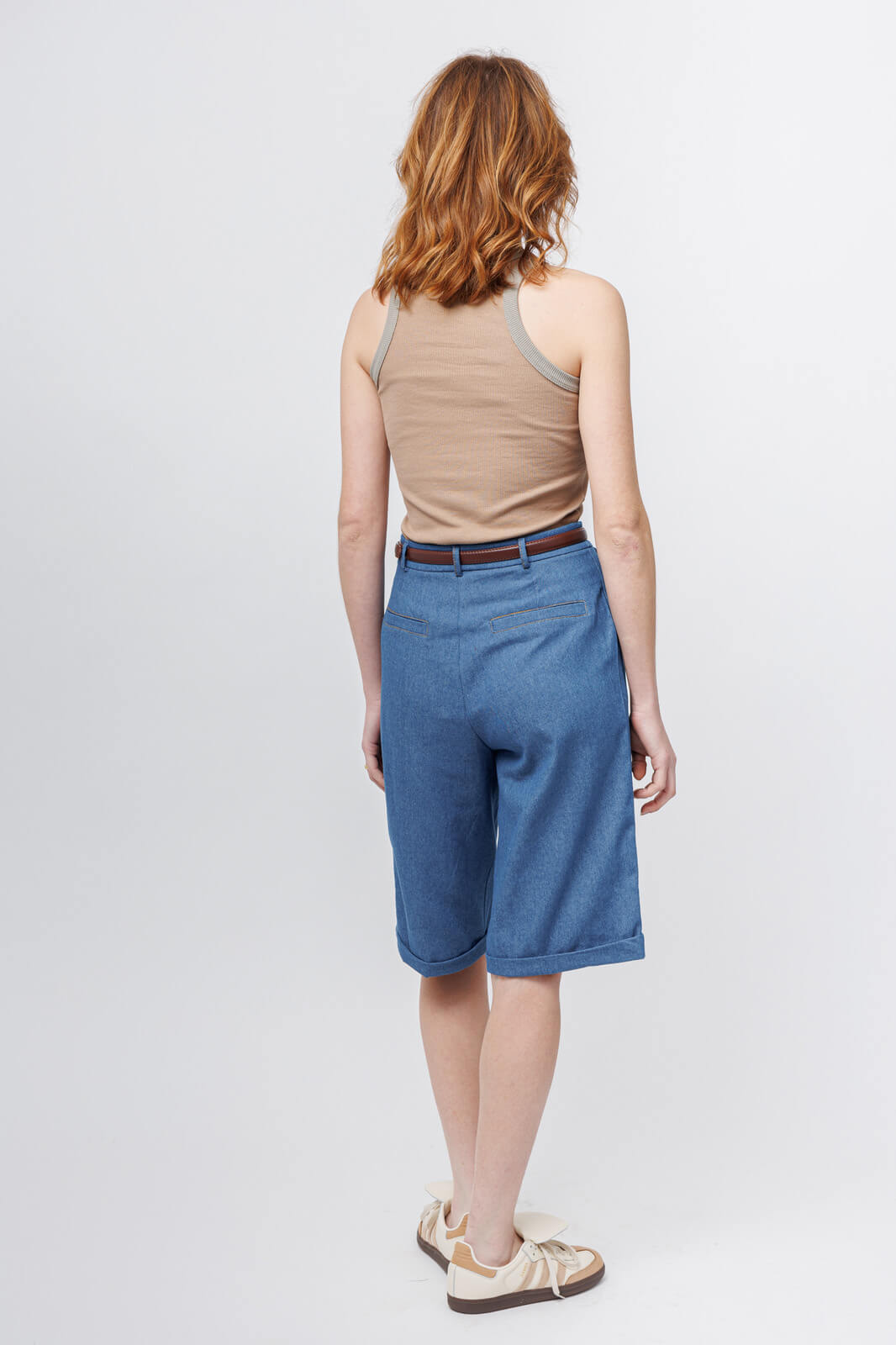 תצוגת גב של ברמודת ג'ינס לנשים מדגם MESHEK – חגורה, כיסים אחוריים וסיומת מגולגלת