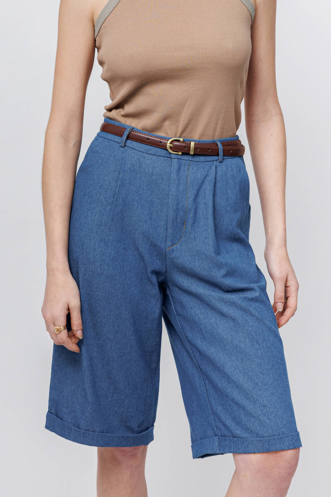 תקריב על ברמודת ג'ינס לנשים מדגם MESHEK – גזרה ישרה, כיסים מודגשים וסיומת מגולגלת, מבית Bring Wear