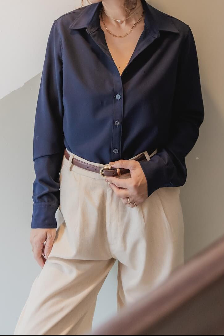 חולצה מכופתרת כחולה בגזרה נקייה