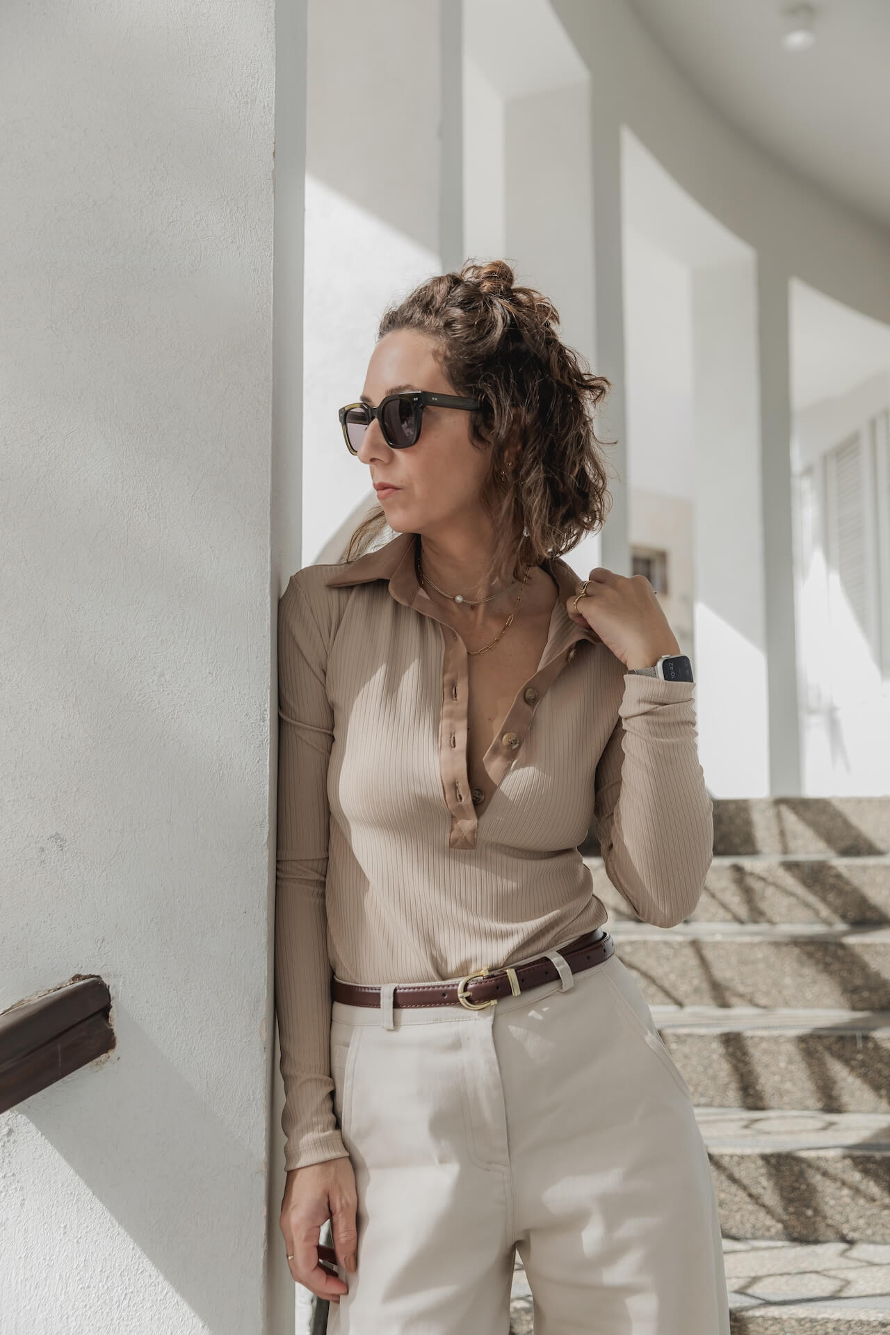 חולצת SHINA בצבע דבש עם מחשוף וכפתורים – Bring Wear