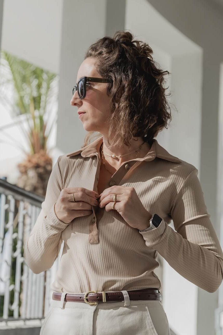 חולצת SHINA בצבע דבש עם מחשוף וכפתורים – Bring Wear